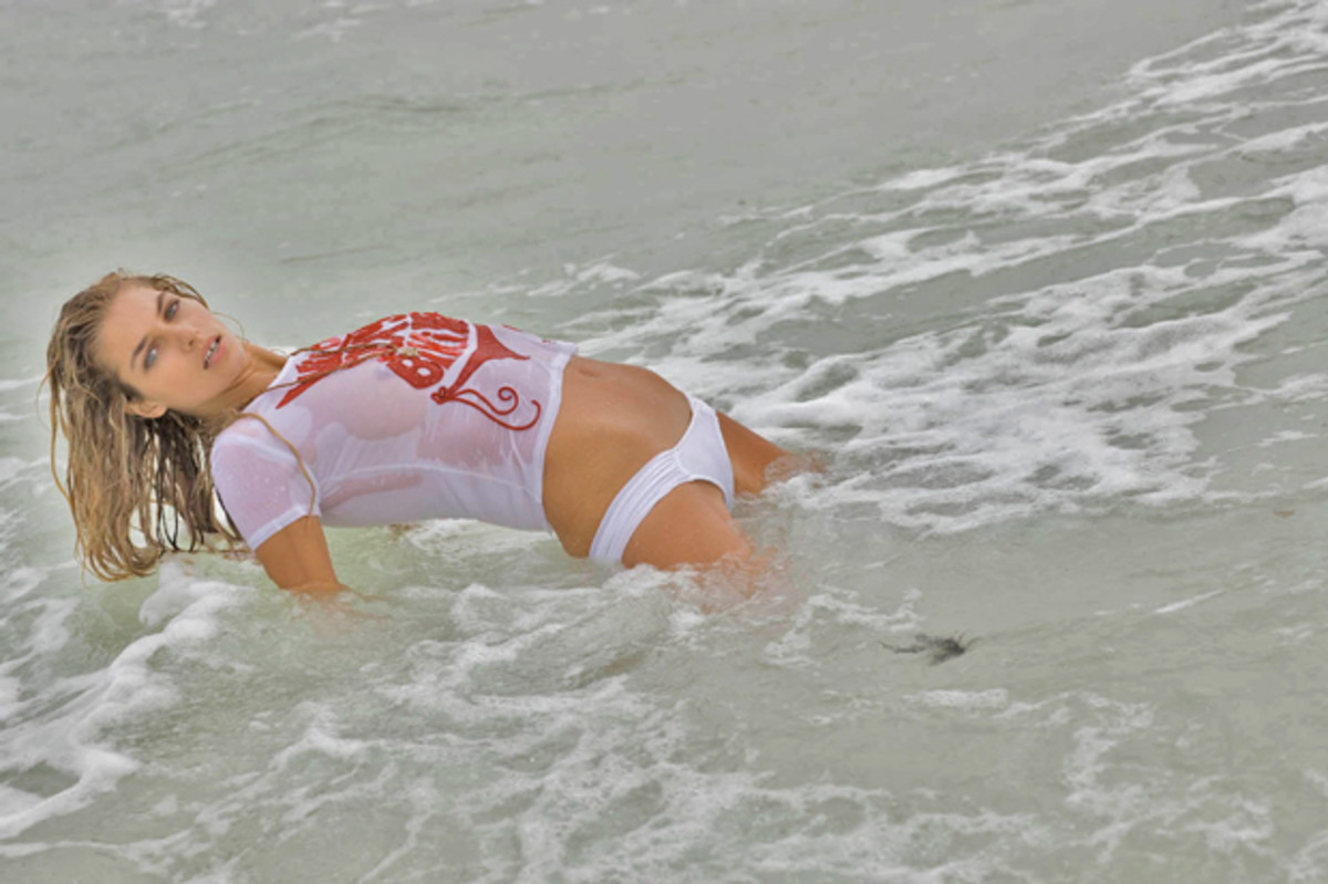 jessica-hart-gq-aug2014-swim09-8_0.jpg
